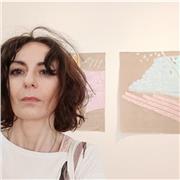 Sono una pittrice da più di 30 anni, e impartisco lezioni private in presenza, dalle basi - disegno a matita dal vero, copia da immagini con reticolo, sanguigna, seppia .... Pittura ad acquerello, acrilico, olio, tempera, affresco e tecniche miste